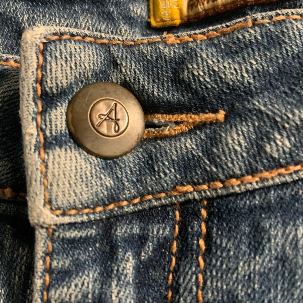 Wrangler Aura Woman’s Medium Washed Lightly Distressed Jeans 12 Regular Short - Picture 13 of 15